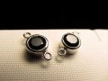 ◆高品質Silver925パーツ◆使い方様々！手作りアクセサリーのアクセントに！◆オニキス付きコネクタコンポーネント◆直径約8mm カン穴内径約1.5mm◆ロジウム仕様◆CMP137◆