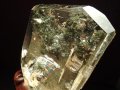 ★【秘蔵放出！】★超透明！虹入り景石庭園水晶★美しいレインボー貫入★至高の限定1点物★貫入景石ガーデン水晶置物★華やかな専用木製台座付き★縦約18cm（台座込み）幅約12ｃｍ重さ約903g（台座込み）★【ブラジル産】