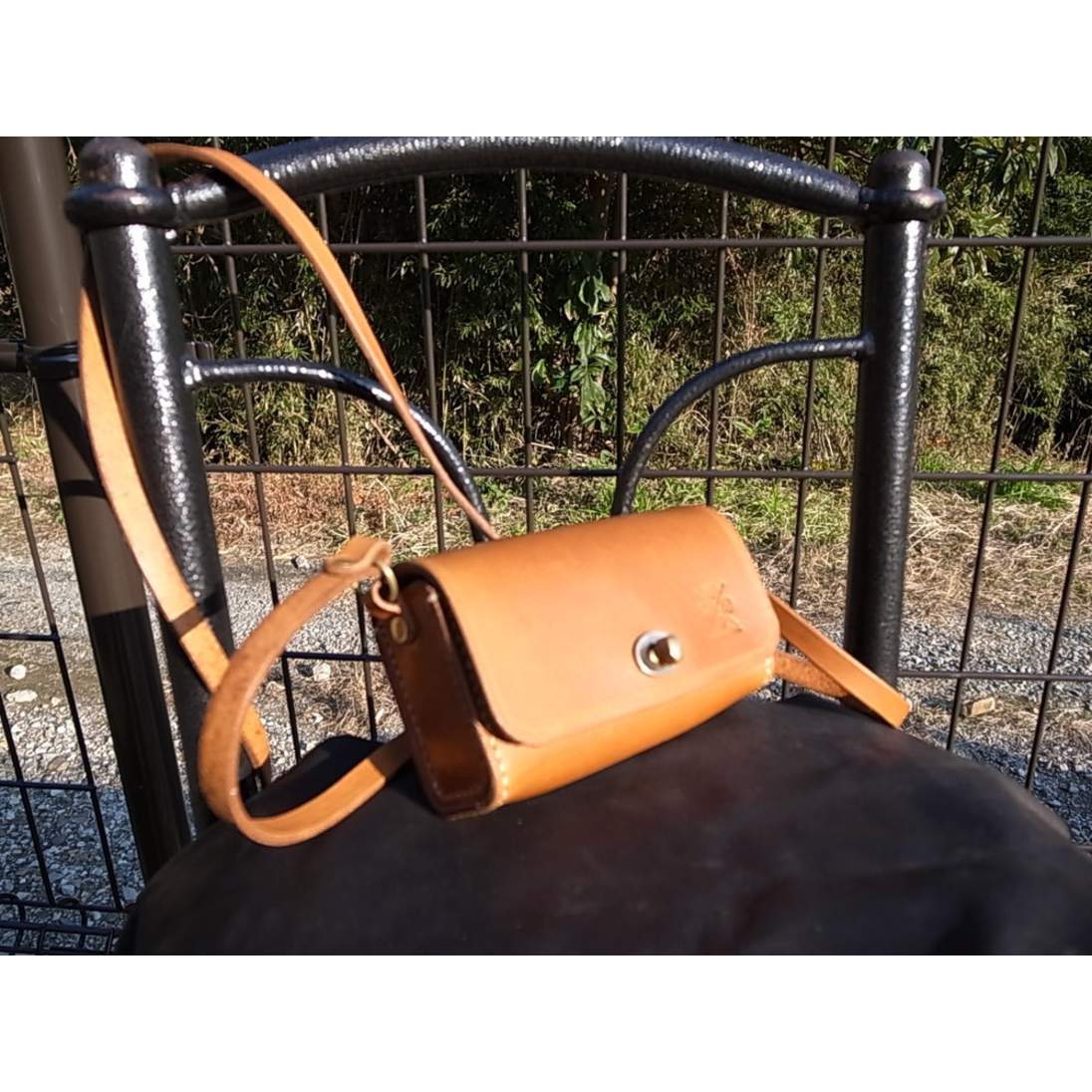 クラシックなオイルヌメ革製！コンパクトカメラケース