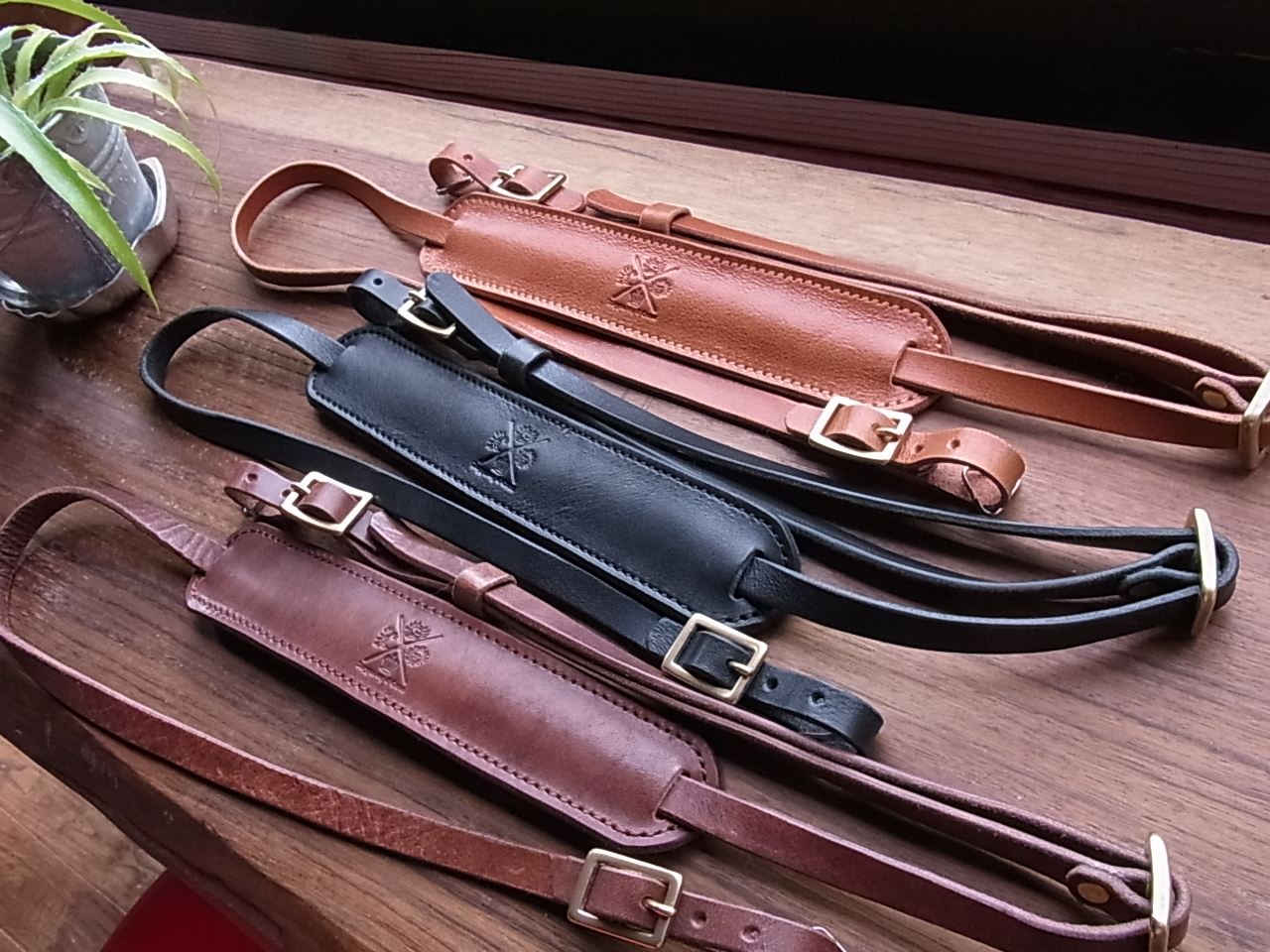 タンニン鞣しオイルレザーカメラストラップ