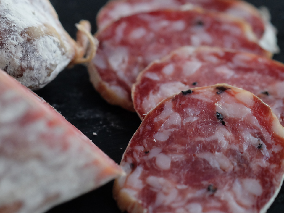 日本産トリュフサラミ　1本　約250g　（不定貫、価格は再計算）