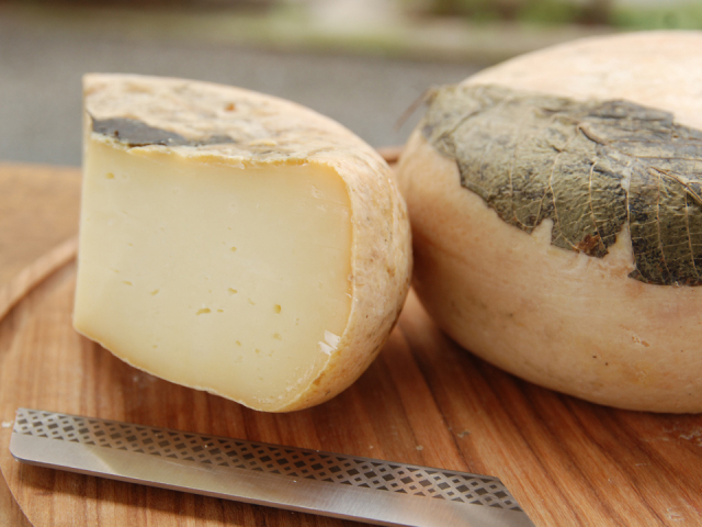 ペコリーノ・ディ・ピエンツァ・フォリア・ノーチェ【胡桃の葉熟成】　約120g（不定貫、価格は再計算）