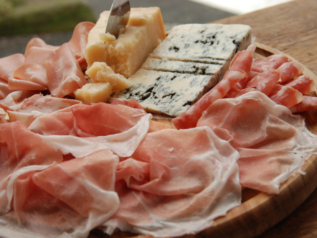 生ハム チーズ イタリア食材厳選のお店 ピアッティ