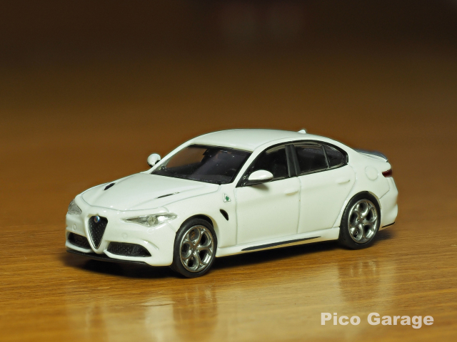 MINICHAMPS_1/87 AlfaRomeo GIULIA Quadrifoglio 白（前）