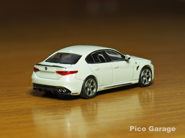 MINICHAMPS_1/87 AlfaRomeo GIULIA Quadrifoglio 白（後）