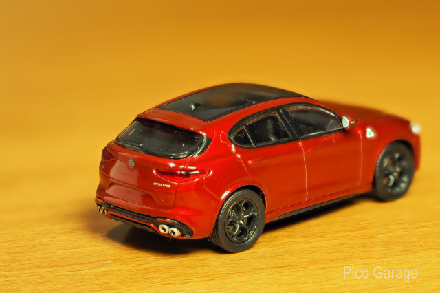 ミニチャンプス1/87アルファロメオ ステルヴィオ クアドリフォリオ_後サイド