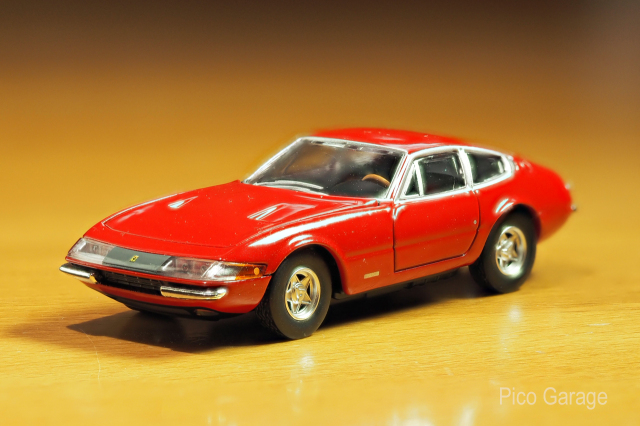 トミーテック 　1/64 フェラーリ３６５GTB4_正面サイド