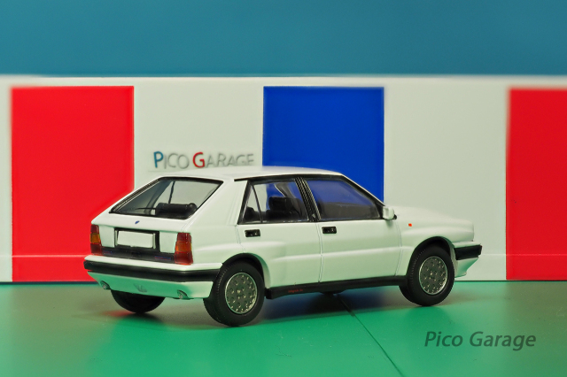 トミーテック1/64ランチアデルタ白リア