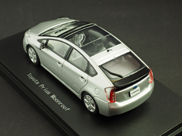 トヨタプリウス3（ルーフ銀）後