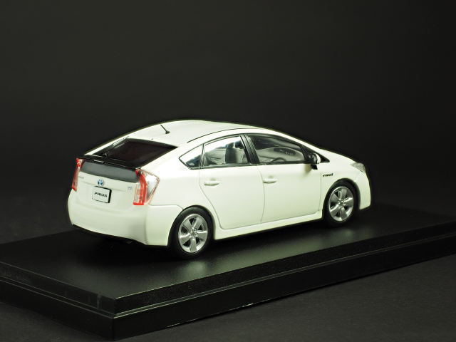 新型プリウス ミニカー プラチナホワイトパールマイカ　1／30スケール Amazon.co.jp: トヨタ 1/30 オフィシャルミニカー 新型プリウス