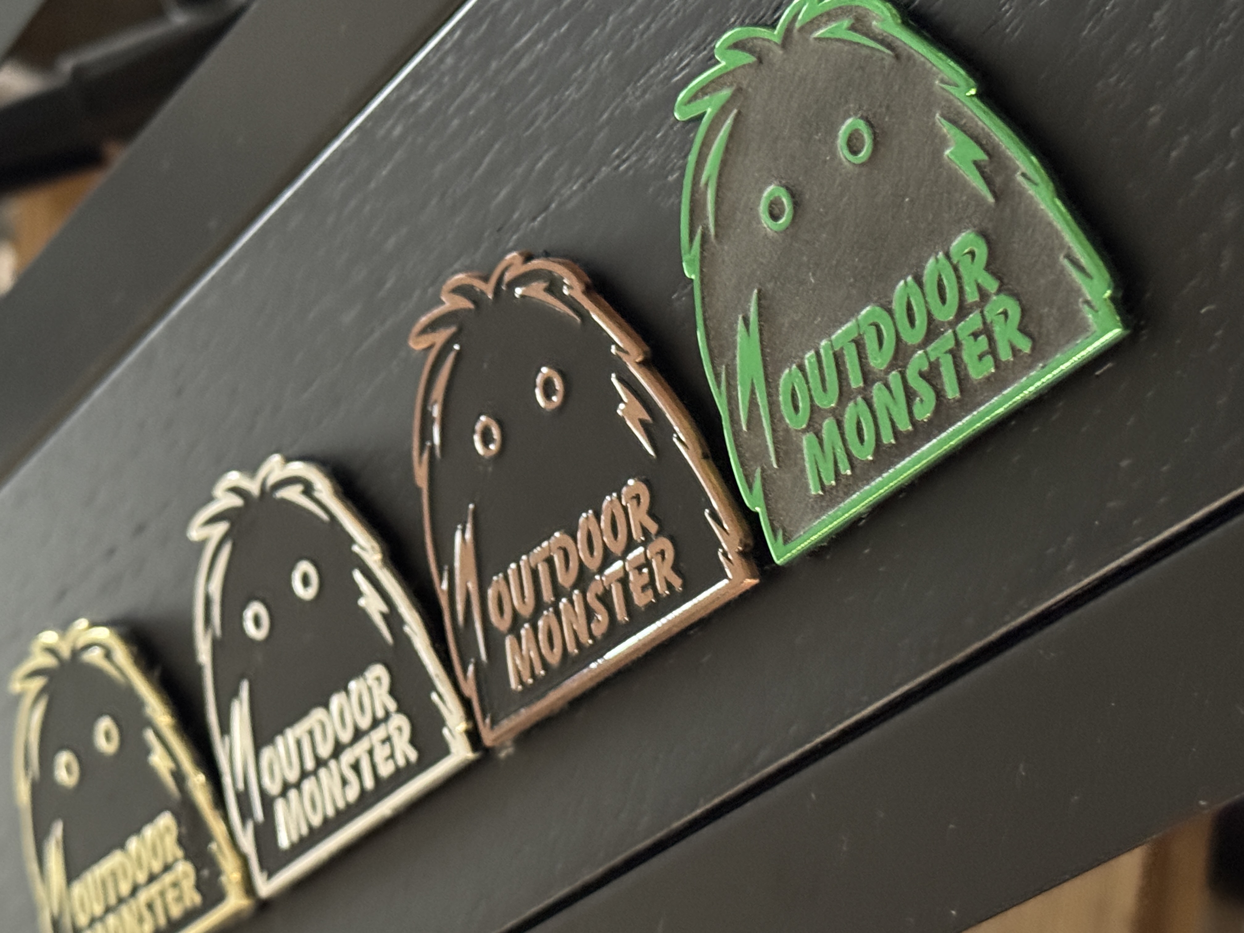 メタルワッペン 新色蓄光｜画像一番手前｜数量限定生産｜OUTDOOR MONSTER