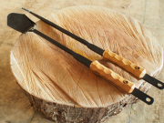 美品 アシモクラフツ Asimocrafts kushi_z_asi クシザシ 黒皮鉄板 焚火 ツール ガレージ キャンプ アウトドア asimocraftsのローストフォーク「kushi_z_asi」をレビュー