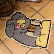 両手にビールを持つほどにビール好きのダックローが館長を務める架空の