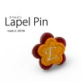 [軽井沢シャツ] イニシャル刺繍ピンバッジ 20mm×20mm エンジ＆オレンジフラワー【E】 P93KZP045