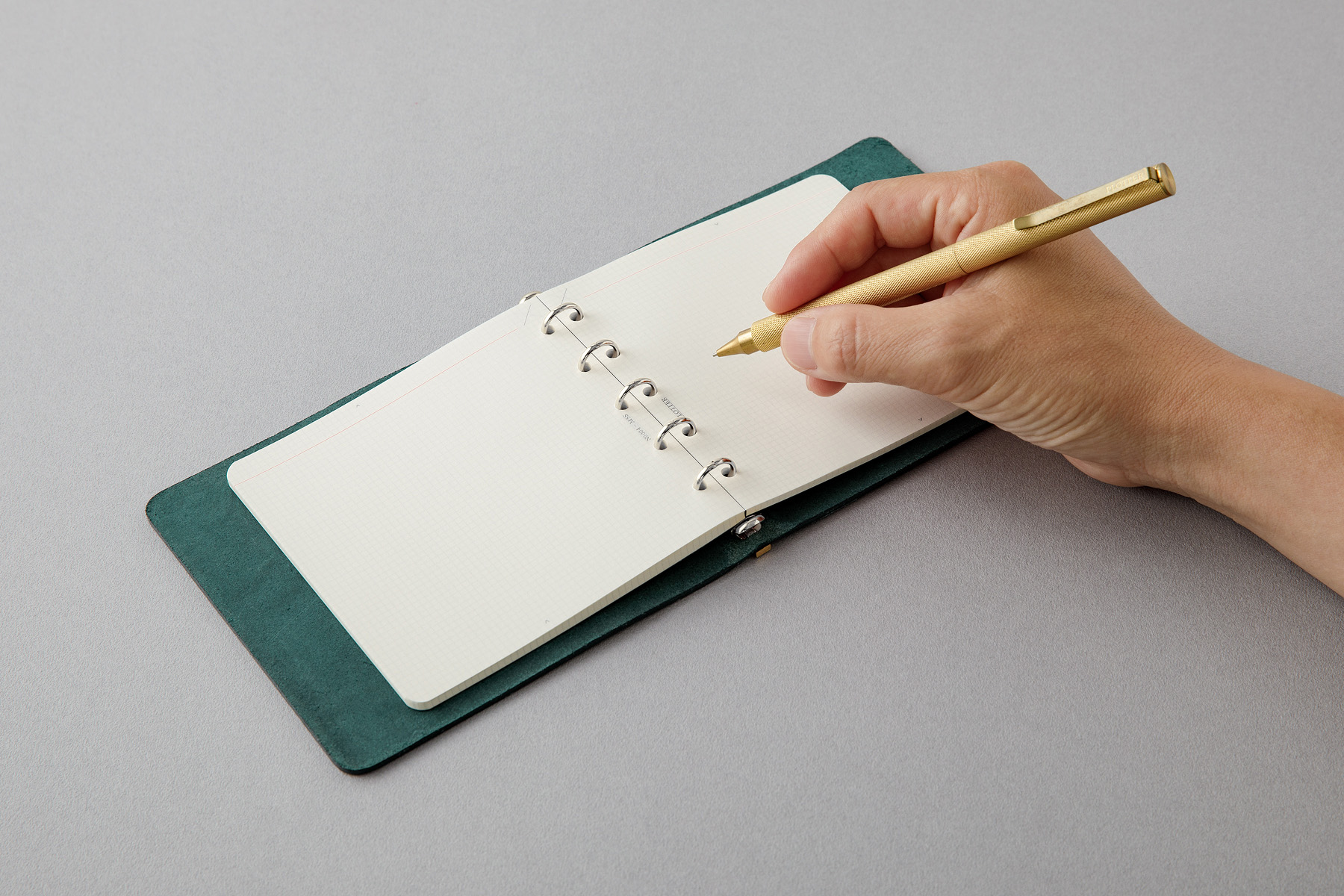 plotterプロッター　レザーバインダー　5th限定プエブロ　バイブルサイズ 2023年の手帳は原点回帰！PLOTTERのバイブルサイズ レザーバインダーで ファイル・バインダー・ケース