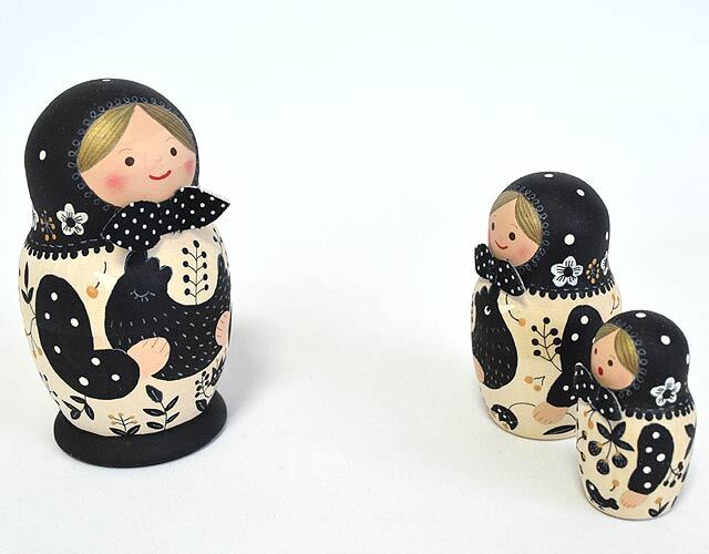 日本人作家の木製マトリョーシカ
