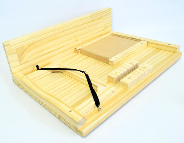 コンパクトな木製キッチン