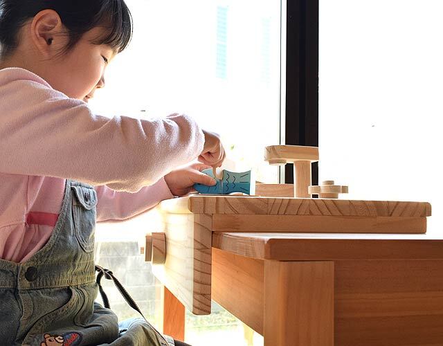 どこでも遊べる小さなままごとキッチン