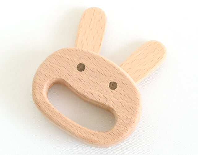 うさぎの耳が左右に動く木製ラトル