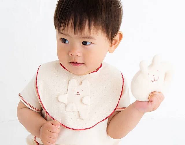 赤ちゃんギフト　オーガニックコットンと木のおもちゃ