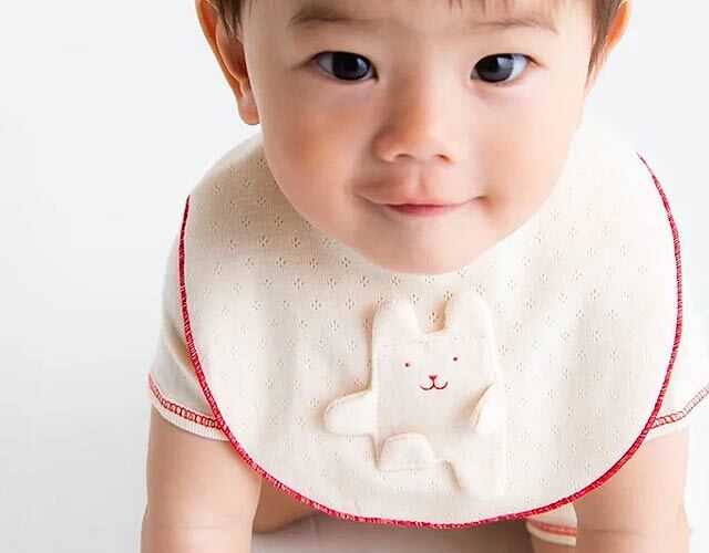 オーガニックコットンのスタイをつけたモデル