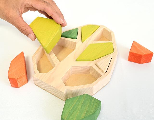 高齢者の指先訓練や認知機能向上にも使える木製玩具