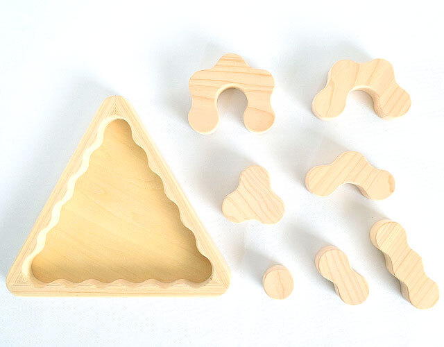手指訓練や知育に使える木製ピラミッドパズル