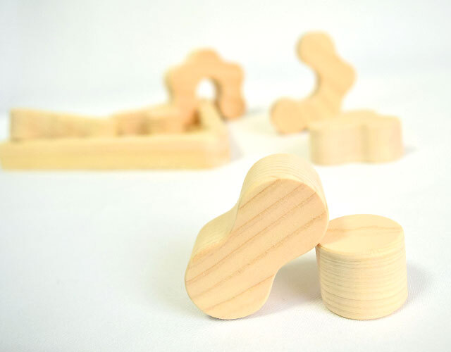 積み木のようにピースを高く積み上げて遊ぶ