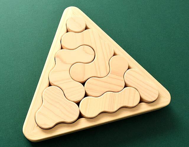 ピースを組み合わせて完成させる「まるdeピラミッド」