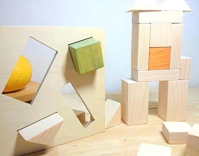 黄緑と橙が差し色の無垢ひのき積み木