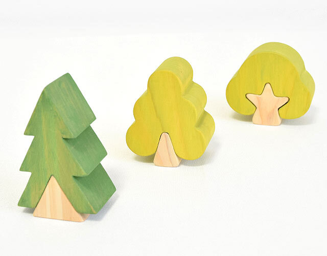 手づくりの木製ツリーを並べた北欧風インテリア