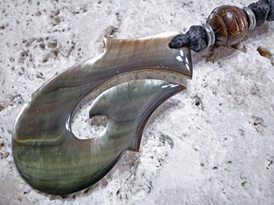 シンプルデザイン★黒蝶貝チョーカー　フィッシュフック