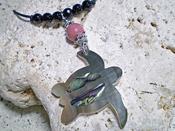 ギフトにもお勧め！黒蝶貝ネックレス★ホヌ【シリシャスシスト/オニキス】