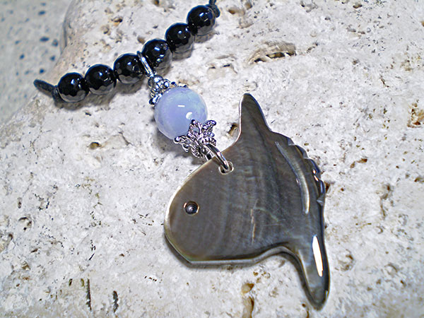 ギフトにもお勧め！黒蝶貝ネックレス★マンボウ【ブルーレース/オニキス】