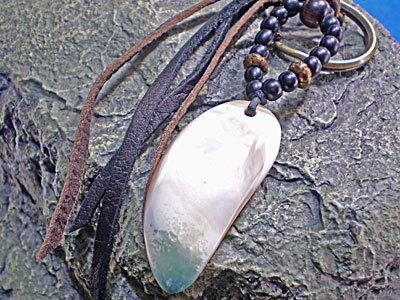 鹿革がオシャレ★夜光貝（ヤコウガイ）キーホルダー【KKH-A-005】