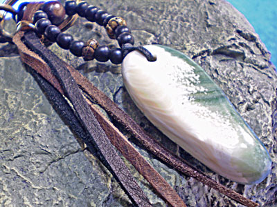 鹿革がオシャレ★夜光貝（ヤコウガイ）キーホルダー【KKH-A-006