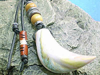 個性がキラリと光る★夜光貝（ヤコウガイ）キーホルダー【KKH-A-008】