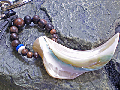 牛革＆ウッドビーズ★夜光貝（ヤコウガイ）キーホルダー【ブラック/KKH-A-009】