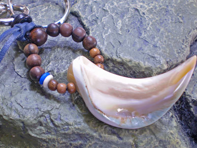 牛革＆ウッドビーズ★夜光貝（ヤコウガイ）キーホルダー【ブルー/KKH-A-010】