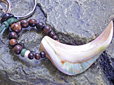 牛革＆ウッドビーズ★夜光貝（ヤコウガイ）キーホルダー【グリーン/KKH-A-012】