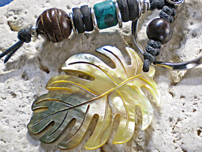 海からの贈り物★黒蝶貝キーホルダー　モンステラ