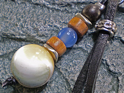 鹿革＆天然石★夜光貝（ヤコウガイ）ストラップ【ブルーアゲート】