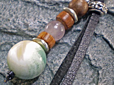 鹿革＆天然石★夜光貝（ヤコウガイ）ストラップ【ローズクォーツ】