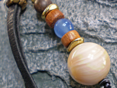 鹿革＆天然石★夜光貝（ヤコウガイ）ストラップ【ブルーアゲート】