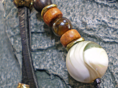 鹿革＆天然石★夜光貝（ヤコウガイ）ストラップ【タイガーアイ】