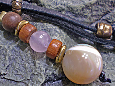 鹿革＆天然石★夜光貝（ヤコウガイ）ストラップ【ローズクォーツ】