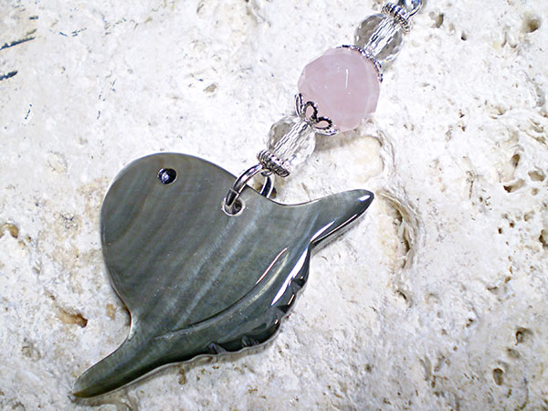 ギフトにもお勧め！黒蝶貝ストラップ★マンボウ【ローズクォーツ/水晶】