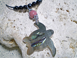 ギフトにもお勧め！黒蝶貝ネックレス★ホヌ【シリシャスシスト/オニキス】