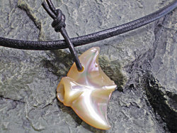 幸運のお守り★夜光貝（ヤコウガイ）チョーカー　マンタ