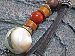 鹿革＆天然石★夜光貝（ヤコウガイ）ストラップ【ジャスパー】